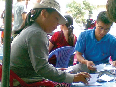 A broker (L) selling tickets in black to a customer in a coffee shop in front of Saigon Railway Station (Photo: SGGP) A broker (L) selling tickets in black to a customer in a coffee shop in front of Saigon Railway Station (Photo: SGGP)